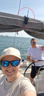 Radio ręczne zamocowane do bimini jachtu żaglowego podczas rejsu