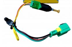 Czujnik w Peugeot 307 - co to za element w wiązce między włącznikiem świateł STOP a ABS?