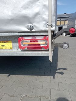 Lampy z dynamicznym kierunkowskazem do przyczepy - podłączenie i różnice w działaniu