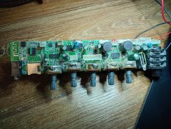 Płytka PCB głośnika z wymienionymi kondensatorami i widocznymi pokrętłami