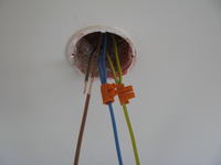 Pass-through Sockets Wiring: Safely Connecting 3x2.5mm² Wires for Daisy-Chaining