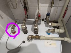 System hydrauliczny z zaznaczonym kolankiem jako źródło problemu.