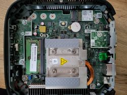 Wnętrze terminala HP T530 z widoczną płytą główną i modułami pamięci