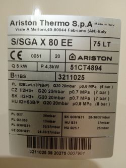 Etykieta techniczna piecyka Ariston Thermo z modelami i specyfikacjami.