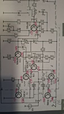 Fragment schematu elektronicznego z zaznaczonymi napięciami woltomierzem