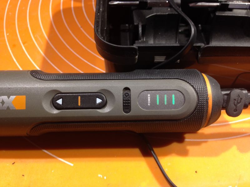 Elektryczny wkrętak WORX z wskaźnikiem naładowania.