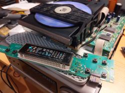 Otwarty odtwarzacz CD Sony z widocznymi elementami elektronicznymi i wyświetlaczem.