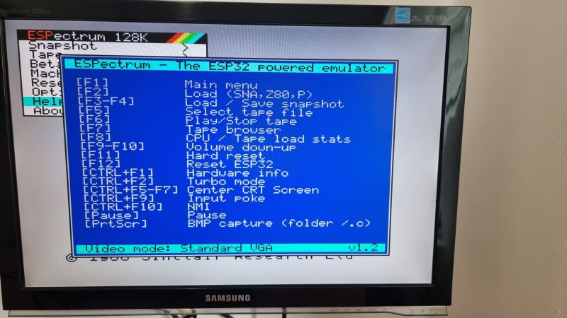ZX Spectrum Emulator-Bildschirm mit Hauptmenü auf einem Monitor.