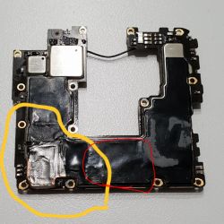 Płyta główna telefonu z zaznaczonym na czerwono miejscem, gdzie znajduje się pamięć UFS