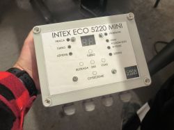 Ręcznie przerobiona skrzynka sterująca Intex Eco 5220 Mini z wyświetlaczem i przyciskami.