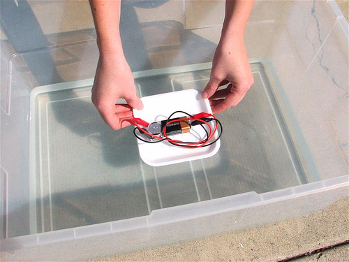 Łódka bez silnika i wioseł, a pływa.