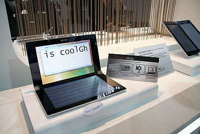 Dwuekranowy laptop ASUSa, prezentacja, targi CeBit. Dwuekranowy laptop ASUSa, prezentacja, targi CeBit.