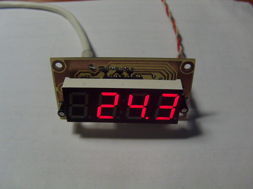 Zgrabny termometr/ termostat panelowy DS18b20 + Atmega8 +LED