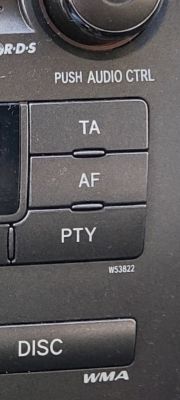 W53822 - czy radio ma moduł bluetooth i system głośnomówiący?