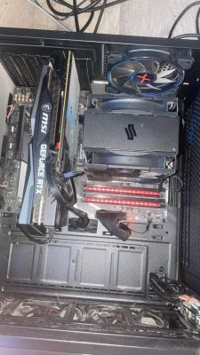 Wnętrze obudowy komputera z kartą graficzną MSI GeForce RTX i zamontowanym chłodzeniem.