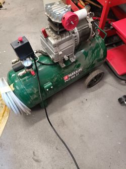 Kompresor Parkside PKO 500 A1 w warsztacie.