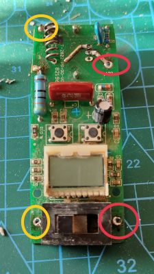 Płytka PCB regulatora z wyświetlaczem LCD; zaznaczone żółte i czerwone punkty lutownicze