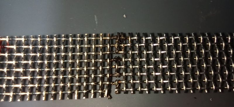 Zbliżenie na zespawaną siatkę ze stali nierdzewnej o splocie drutów 0,5 mm