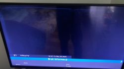 Wyświetlacz telewizora Sharp LC-40 z ciemnym ekranem i jaśniejszymi poświatami oraz przebarwieniami na górnej krawędzi.