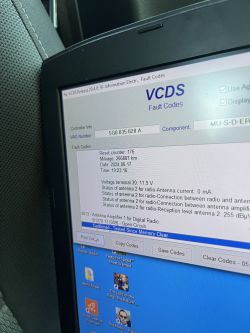 Ekran komputera z wyświetlonymi kodami błędów VCDS.