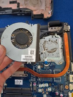 Jak wyczyścić laptop i wymienić pastę? Zestaw i narzędzia.