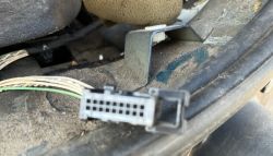 Zbliżenie na wolne złącze elektryczne w bagażniku Citroena C5 MK I.