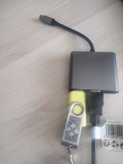 Adapter USB-C z podłączonym pendrivem i przewodem HDMI.