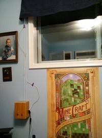 Budzik odsłaniający rolety okienne