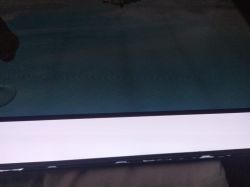 Ekran LCD z jasnym paskiem u dołu i przebarwieniami na górze