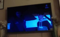 Ekran telewizora LG z ciemnym pasem po lewej stronie i nienaturalnymi kolorami