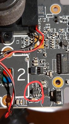Zbliżenie na płytę PCB z chińskiej kamery do monitoringu, z zaznaczonym uszkodzonym elementem.