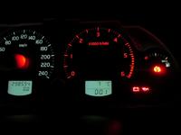 Volvo V40 2002 - Jak podłączyć prąd do podświetlenia licznika na stole?