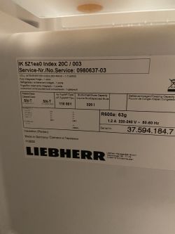 Etykieta techniczna lodówki Liebherr IK 5Z1EA0 z informacjami o modelu, numerze serwisowym oraz specyfikacjach technicznych.