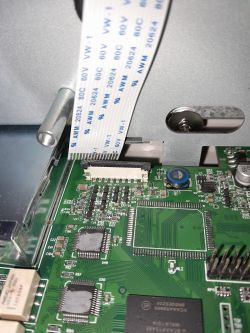 Złącze taśmy we wnętrzu oscyloskopu Siglent SDS1052DL+.