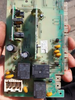 Indesit DSG 573S - triak sterujący klapką tabletki oznaczenie