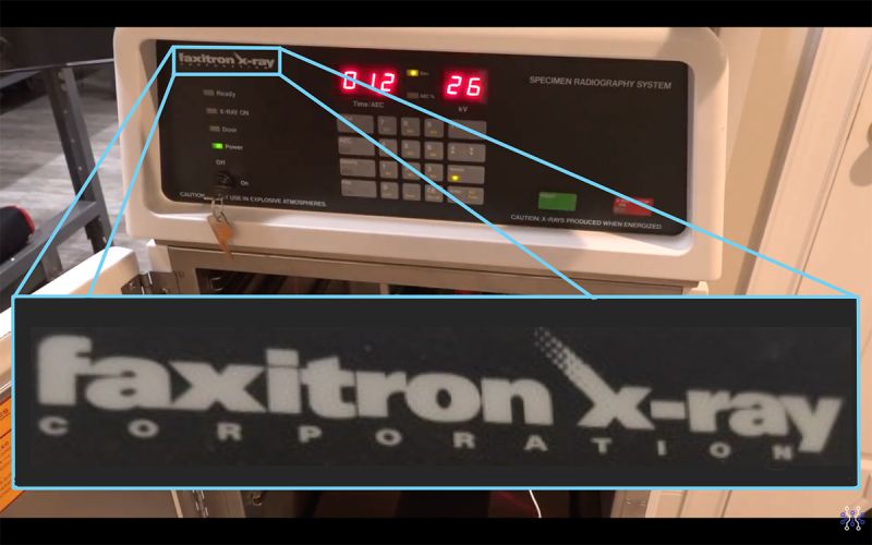 Zbliżenie na panel sterowania urządzenia Faxitron X-ray z wyświetlonymi ustawieniami.