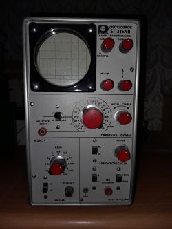 Oscyloskop analogowy ST-315AII z pokrętłami i ekranem CRT na przednim panelu