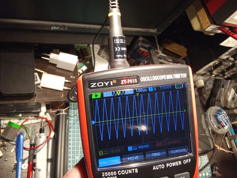 Oscyloskop Zoyi ZT-703S pokazuje przebieg sinusoidalny 5 kHz na ekranie.