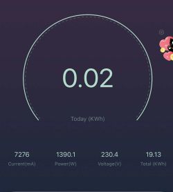 Ekran aplikacji smart gniazdka pokazujący pobór mocy 1390 W i napięcie 230,4 V