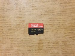 Karta microSD SanDisk Extreme Pro 512GB na drewnianym blacie