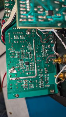 Zbliżenie na zieloną płytkę drukowaną z wieloma elementami elektronicznymi i ścieżkami