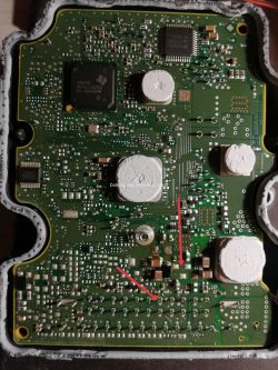 Płytka PCB z markerami wskazującymi miejsce zwarcia i wylutowane elementy.