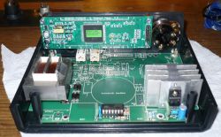 Wnętrze radioodtwarzacza z wyświetlaczem VFD i widocznymi podzespołami elektronicznymi
