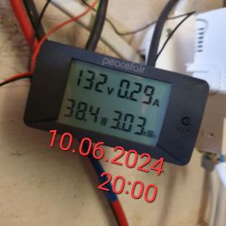 Wyświetlacz miernika pokazujący dane produkcji energii z fotowoltaiki z datą 10.06.2024 i godziną 20:00.