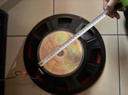 Pomiar taśmą metalowej tylnej części głośnika na podłodze z płytek