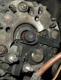 Jak wymienić szczotki w alternatorze Magneti Marelli bez demontażu?