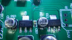 Nahaufnahme einer Leiterplatte mit sichtbaren AMS1117 elektronischen Bauteilen.
