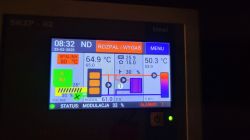 Panel sterowania kotła z wyświetlaczem pokazującym parametry pracy, takie jak temperatura spalin, ilość węgla oraz modulacja.