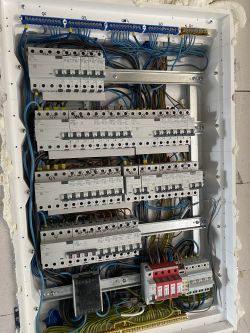 Różnicówka wyzwala na pusto w nowym budynku - kwestie instalacji i gniazdek kuchennych