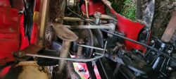 Widok mechanizmu napędowego traktorka Castel Garden ELV63 z napinaczami i paskiem klinowym